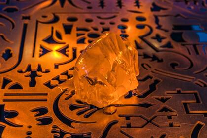 Con piezas de gelatina que se derriten, Ferrer evoca el ciclo de nacimiento, muerte y resurrección