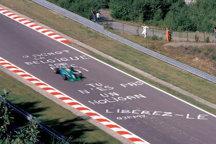 Con pintadas en el asfalto del circuito de Spa-Francorchamps, el público apoyó y pidió por la libertad de Bertrand Gachot