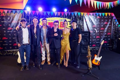 Con Pippo Cipolatti como la gran figura de la velada, La dicha en movimiento tuvo su esperada avant première. El film dirigido por Maxi Gutiérrez sigue la historia de amor de una joven pareja con la grabación del famoso disco de Los Twist como contexto. El músico posó feliz con el director y los protagonistas del film: Julián Cerati, Guido Penelli, Ornella D'Elía y Kevsho