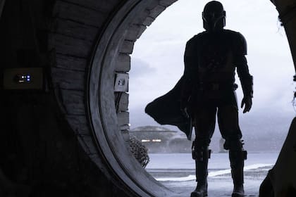 Con planos que remiten a John Ford, The Mandalorian confiesa su amor por el western y construye un héroe que busca su lugar en un nuevo orden social.