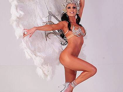 Con plumas, como vedette. "Sufrí el prejuicio de la gente. Puse un jardín de infantes y muchos pensaron '¿qué le puede enseñar a nuestros hijos esta chica que anda por ahí mostrando el culo?'. En mi pueblo, son más los que recuerdan que hice Playboy que lo que pasón con la valija de Antonini Wilson". dice Telpuk