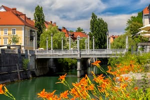 Con poco más de dos millones de habitantes, la mitad de la superficie de Eslovenia está cubierta por bosques, cascadas, cuevas y parques naturales