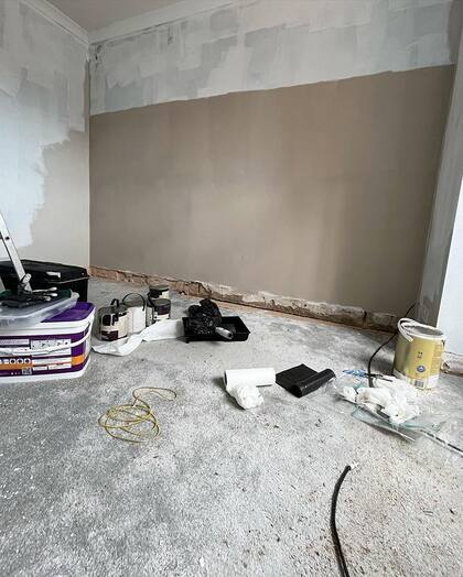 Con poco presupuesto, el sorprendente "antes y después" de la remodelación de una habitación en Inglaterra