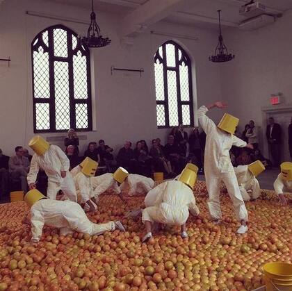 Con pomelos, se replicó Arte agrícola en acción-toronjas, de Minujín, en Another Space