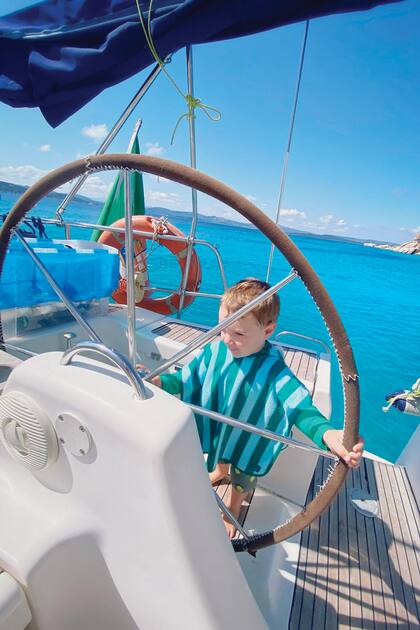 Con poncho a rayas y mucha
concentración, Fermín jugó a ser
capitán de barco en Cerdeña.