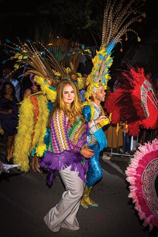 Con poncho Missoni, Amalia también se sumó al baile.