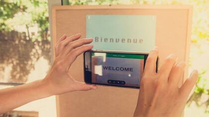 Con poner la cámara de nuestro celular en un letrero, podemos obtener una traducción