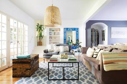 Con postigos de demolición que pintó de azul mediterráneo, Sofía hizo un impactante marco para el espejo.