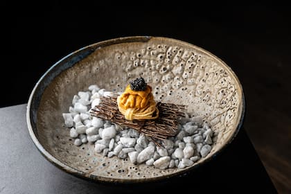 Con precisas técnicas tradicionales japonesas se trabajan los mejores pescados y mariscos locales