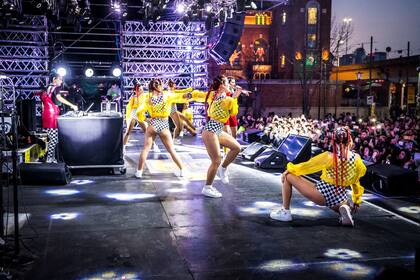 Con presencia de miles de jóvenes, arrancó Ciudad Emergente, que se celebrará hasta el domingo con decenas de shows