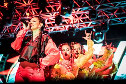 Con presencia de miles de jóvenes, arrancó Ciudad Emergente, que se celebrará hasta el domingo con decenas de shows