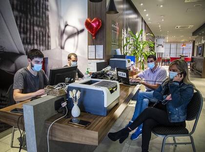 Con protocolos, que incluyen barbijos y distancia social, asisten todos los días y las 24 horas a quienes dan positivo de coronavirus o cursan levemente la enfermedad