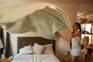 ¿Con qué frecuencia debemos lavar las sábanas? Una microbióloga responde