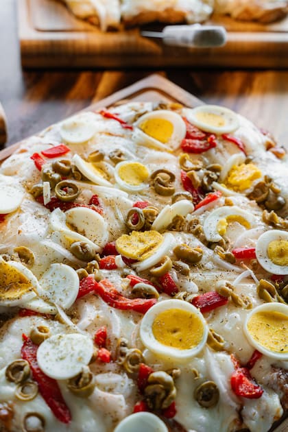 Con queso, huevo, morrones y aceitunas.