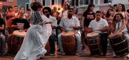 Con raíces en los primeros tiempos del colonialismo europeo en Puerto Rico, la Bomba nació a partir de las tradiciones musicales africanas del siglo XVII