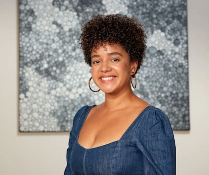 Con raíces en República Dominicana y su crianza en Nueva York, su trayectoria ha marcado un perfil con enfoque en estrategias de liderazgo y gestión de personal