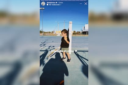 Con raqueta de tenis y pelota en mano, Agustín fue fotografiado por su papá (Foto: Instagram @abelpintos)