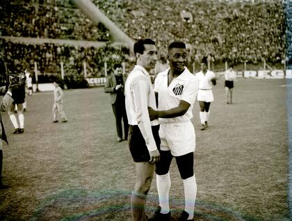 Con Raúl Oscar Belén, de Racing, en un amistoso jugado en 1961, en la cancha de Huracán