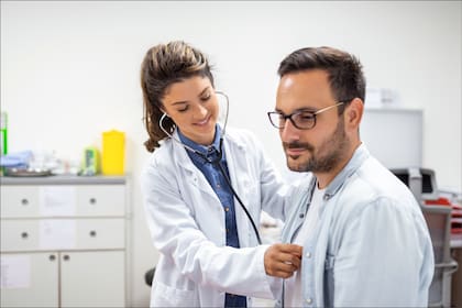 Con relación al tópico salud, prevé abogar por la reducción de costos mediante beneficios fiscales y con la expansión de las Cuenta de Ahorros para la Salud (HSA)