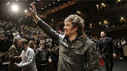 Con respecto a la comentadísima campera del presidente Milei, Saban plantea: "Dicen que puede ser una campera antibalas del Mossad... Pero en ese tipo de personajes la ropa es lo de menos"