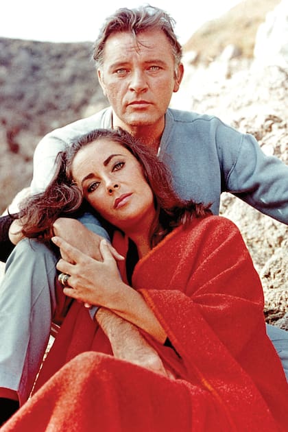 Con Richard Burton en el set de Almas en conflicto, en 1965. 