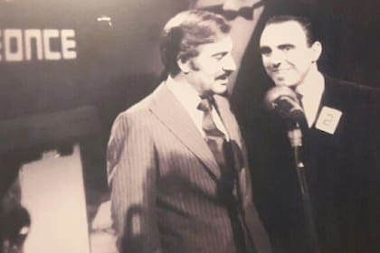 Con Roberto Galán, cuando participó con una canción de su autoría.