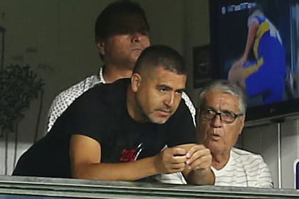Con Román Riquelme y Marcelo Delgado en un palco de La Bombonera, cuando el ex 10 llevaba poco tiempo como vicepresidente segundo de Boca; para Rojitas, ambos están a la altura de la idolatría por parte del hincha xeneize.
