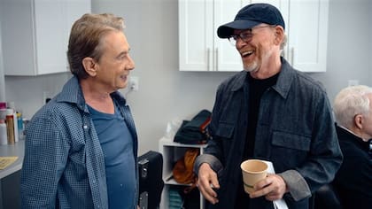 Con Ron Howard en el rodaje de Only Murders in the Building, la serie de Disney+ que protagoniza junto a Steve Martin y Selena Gómez