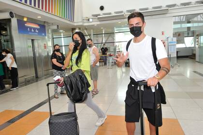 Con sabor a despedida, Oriana Sabatini y Paulo Dybala llegaron este jueves a Ezeiza para tomarse el avión de regreso a Italia