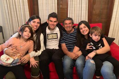 Con Sabrina, Diego y Micaela (sus tres hijos) y dos de sus cuatro nietos: Guadalupe y Jerónimo