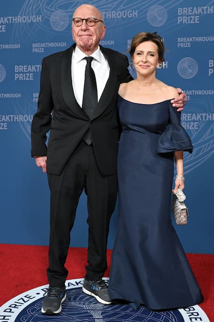 Con saco de smoking, corbata y zapatillas, el empresario de
medios Rupert Murdoch, de 92 años, posó feliz junto a su quinta mujer,
Elena Zhukova, de 67. Padre de seis hijos, el fundador de Fox News
estuvo anteriormente casado con la azafata Patricia Booke; con la
periodista Anna Torv; con la productora de cine Wendi Deng; y con la
modelo Jerry Hall. Se estima que la fortuna de Murdoch
supera los diez mil millones de dólares.