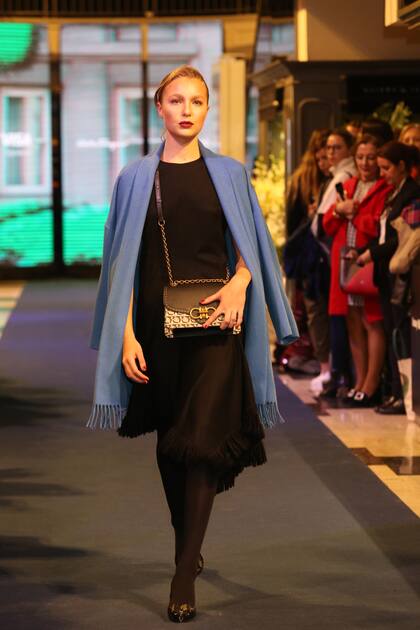 Con Salvatore Ferragamo, la capa vuelve a decir presente, con flecos y cercana al blazer, es súper abrigada