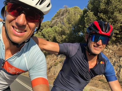 Con Santiago Lange comparte la pasión por el ciclismo.