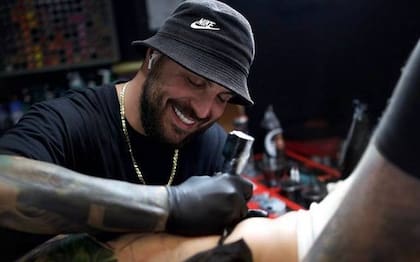 Con seis años de experiencia en el país, ganó más de seis premios internacionales y tatuó a figuras destacadas de la industria (Imagen de Elias Drikha)