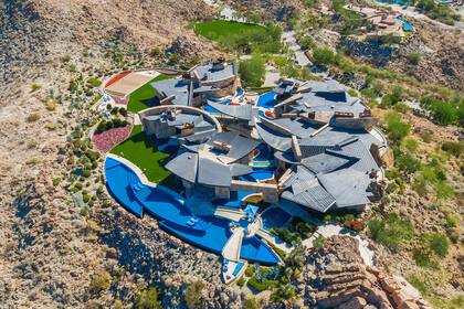 Con seis cocinas, diez baños y un acuario envolvente, la propiedad marca un récord en el Valle de Coachella