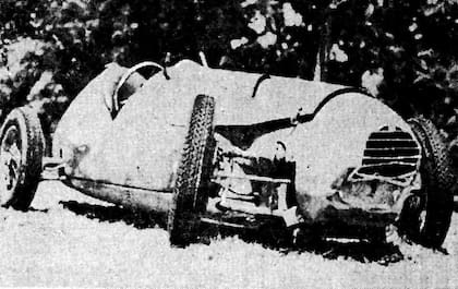 Con serios desperfectos en el tren delantero y la dirección; así quedó el automovil de Jean Pierre Wimille tras el accidente en el que perdió la vida en Palermo