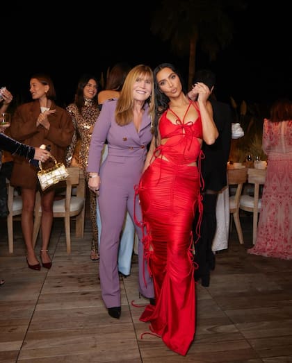 Con Shelli Azoff, a quien Kim llama cariñosamente "tía" por el vínculo de años que tiene con su mamá.