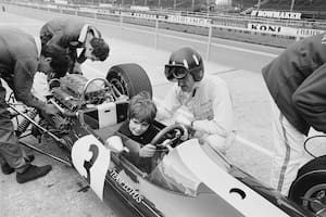 Con siete años, Damon Hill ocupa la butaca del Lotus de su padre Graham en el circuito de Silverstone; los británicos fueron la primera pareja de padre-hijo campeones en la Fórmula 1