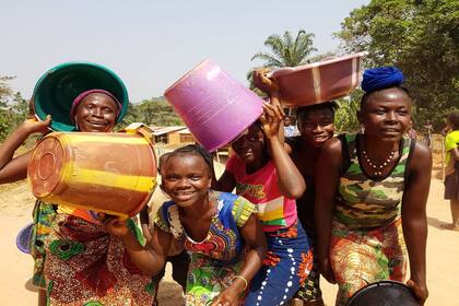 Con simpatía y mucho color, nuevas amigas en Liiberia