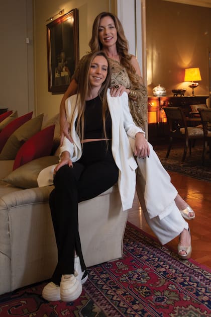 Con Sol, complicidad entre madre e hija durante la producción fotográfica.