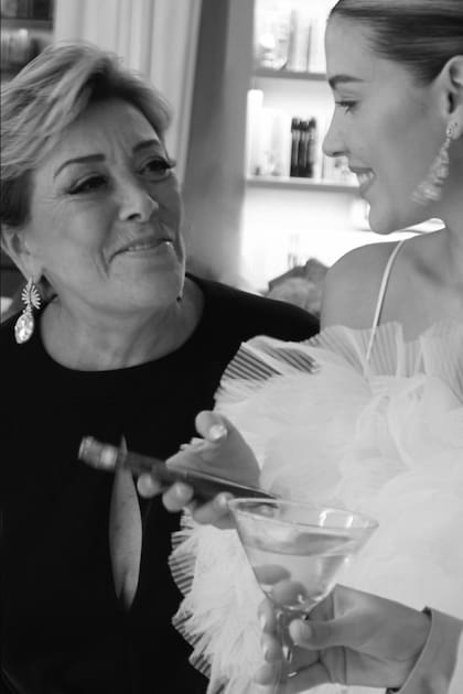 Con su abuela, la actriz Sylvia Pasquel. "Mi princesa Michelle y Danilo, brindo por este comienzo y por todo el camino que recorrerán juntos, nunca dejen de ser novios. ¡Los amo!", dijo Sylvia.