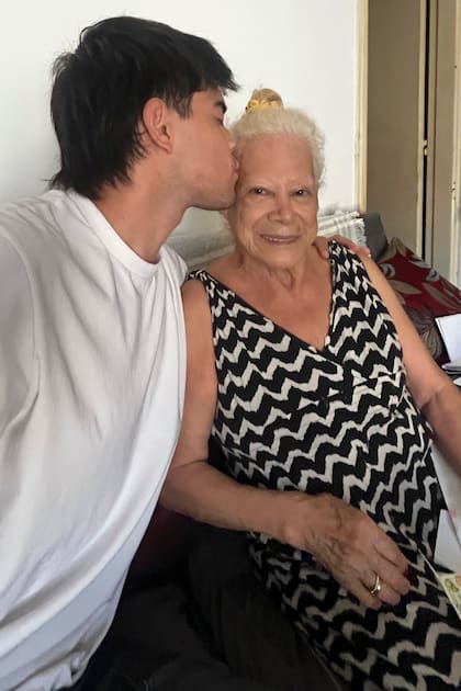 Con su abuela, Pelusa, la primera mujer de Carlos Monzón