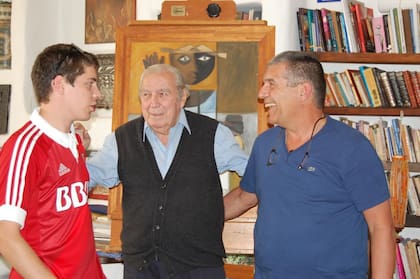 Con su abuelo, el pintor
Carlos Páez Vilaró, y su papá, Carlitos
Páez Rodríguez.
