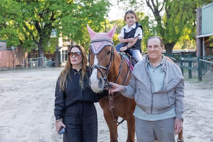 Con su abuelo, el
reconocido productor,
Enrique Estevanez. “A él
siempre le encantaron
los caballos y practicó
equitación en la medida
que pudo. Es una pasión
que lleva en la sangre.
Después, cuando me casé
con Nito, India revivió ese
amor que había en mi
familia por los caballos. Y
a papá le encanta ir a verla
montar. Está en todos los
entrenamientos”, cuenta
la actriz