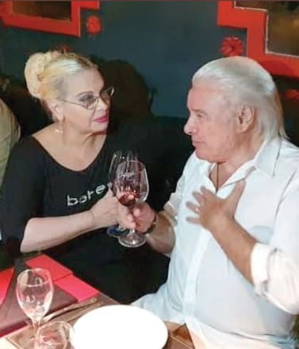 Con su amiga Carmen Barbieri, Alberto Martín conformó una dupla histórica en el teatro de revista en los 80 y 90; recientemente, ella lo había convocado para su programa de tevé, Mañanísima