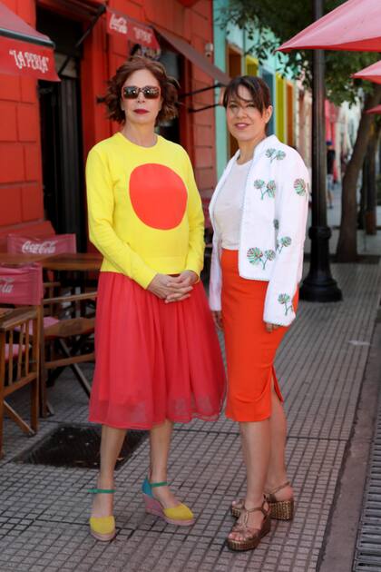 Con su amiga, Carminne Dodero en un stop por La Boca.