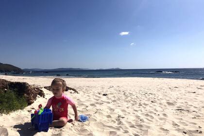 Verónica llegó a Vigo junto a su marido y sus hijos y suelen disfrutar seguido de sus costas. Con su arena blanca y paisaje increíble, la playa Melide, a lado del Cabo Home, es considerada una de las más lindas de Galicia.