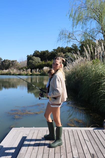 Con su bebé, Fénix del Mar, una tarde de pesca