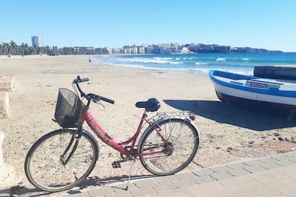 Con su bicicleta Jorge recorrió varias playas de España.