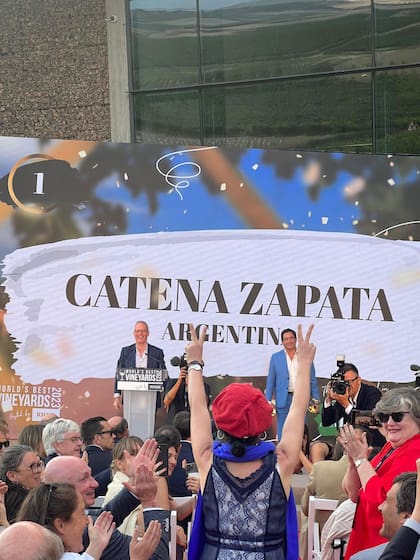 Con su boina roja, Laura Catena celebra que la bodega de la que es directora haya obtenido el primer puesto del ranking